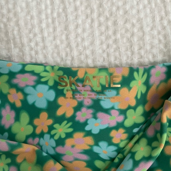 Skatie Napali Bikini Set Top size Small Bottoms size Large - Picture 5 of 9